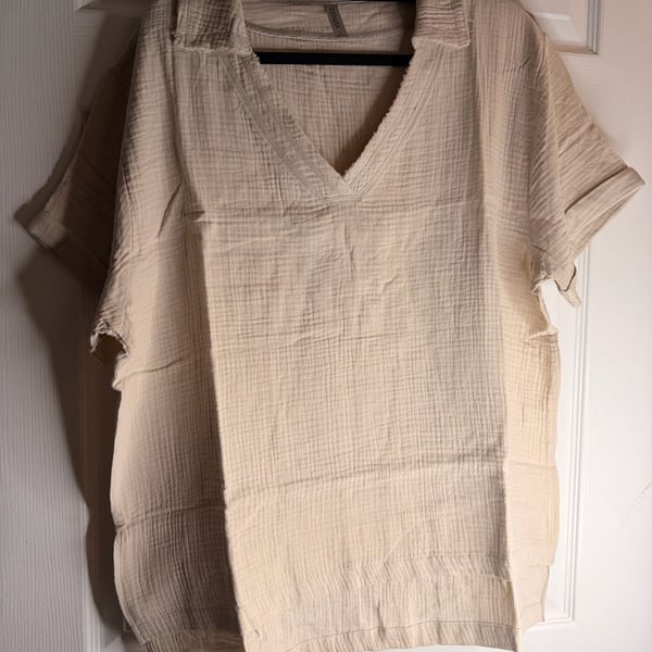 Zenana Double Gauze Short Sleeve Top Size L Beige V-Neck High-Low Tunic