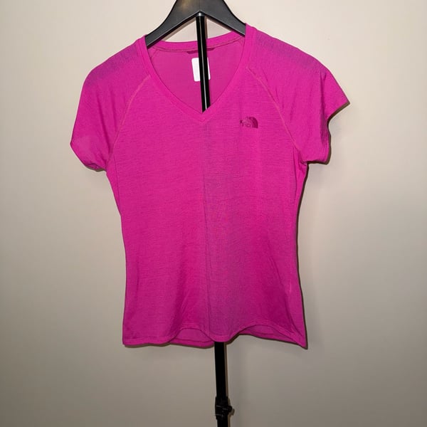 The North Face Reaxion Amp V-Neck Size M Pink Shirt