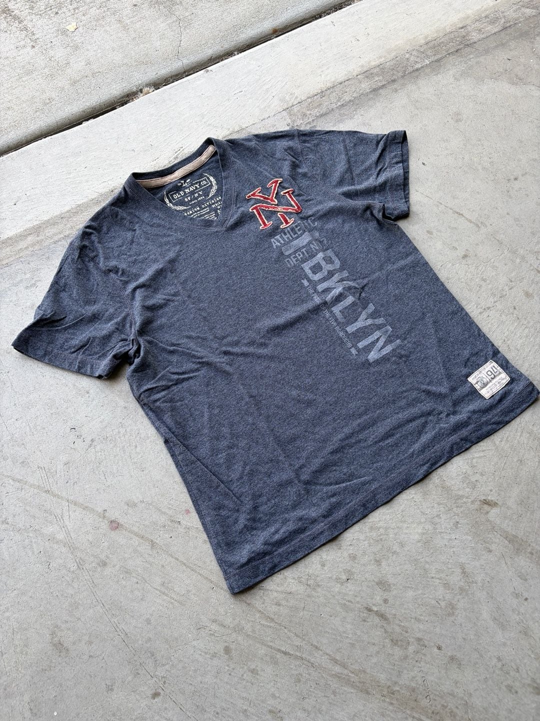 Old Navy V-Neck Graphic T-Shirt Size L Gray Brooklyn New York 2