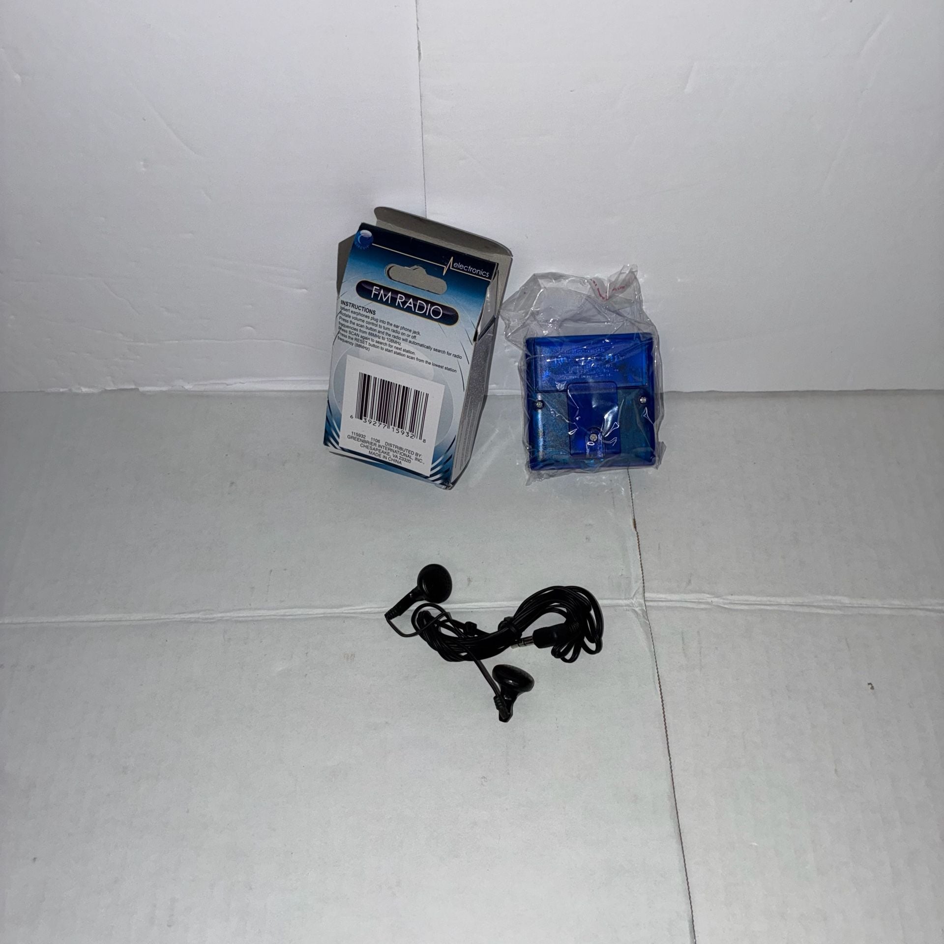 Greenbrier Electronics Mini FM Radio With Earphones Blue 2