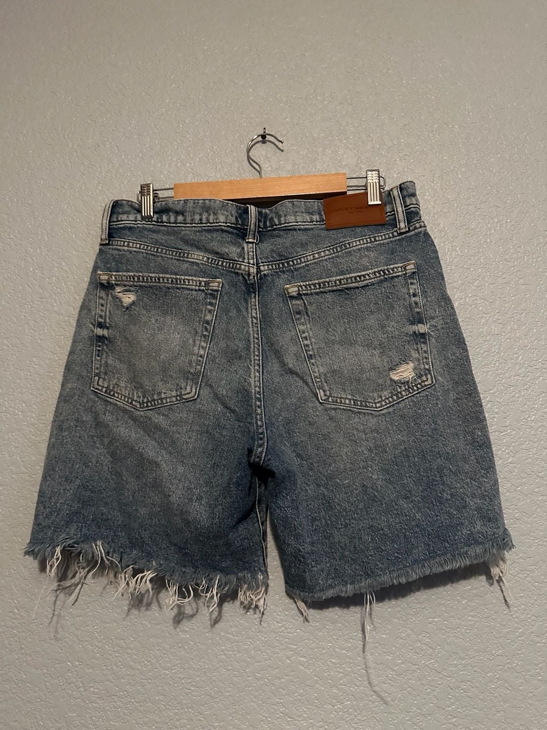 Lucky Brand 90s Loose Short Size 10/30 Distressed Denim 6