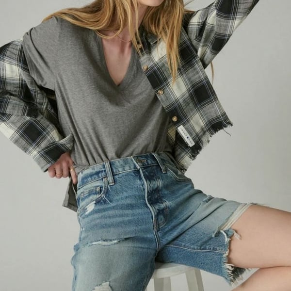 Lucky Brand 90s Loose Short Size 10/30 Distressed Denim
