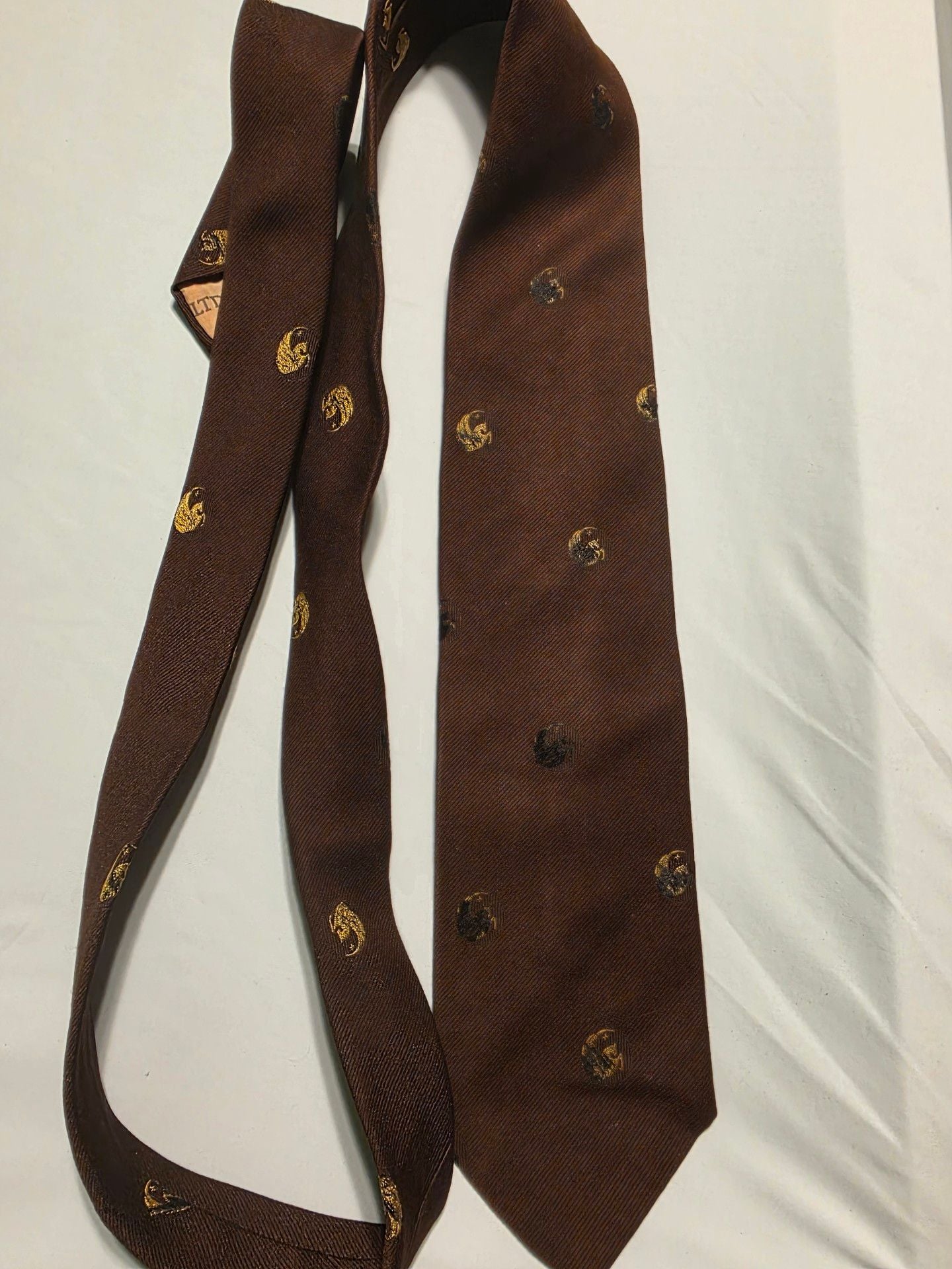 Wm Chelsea Ltd Vintage Brown Silk Tie Gold Pegasus Motif Scarsdale 1