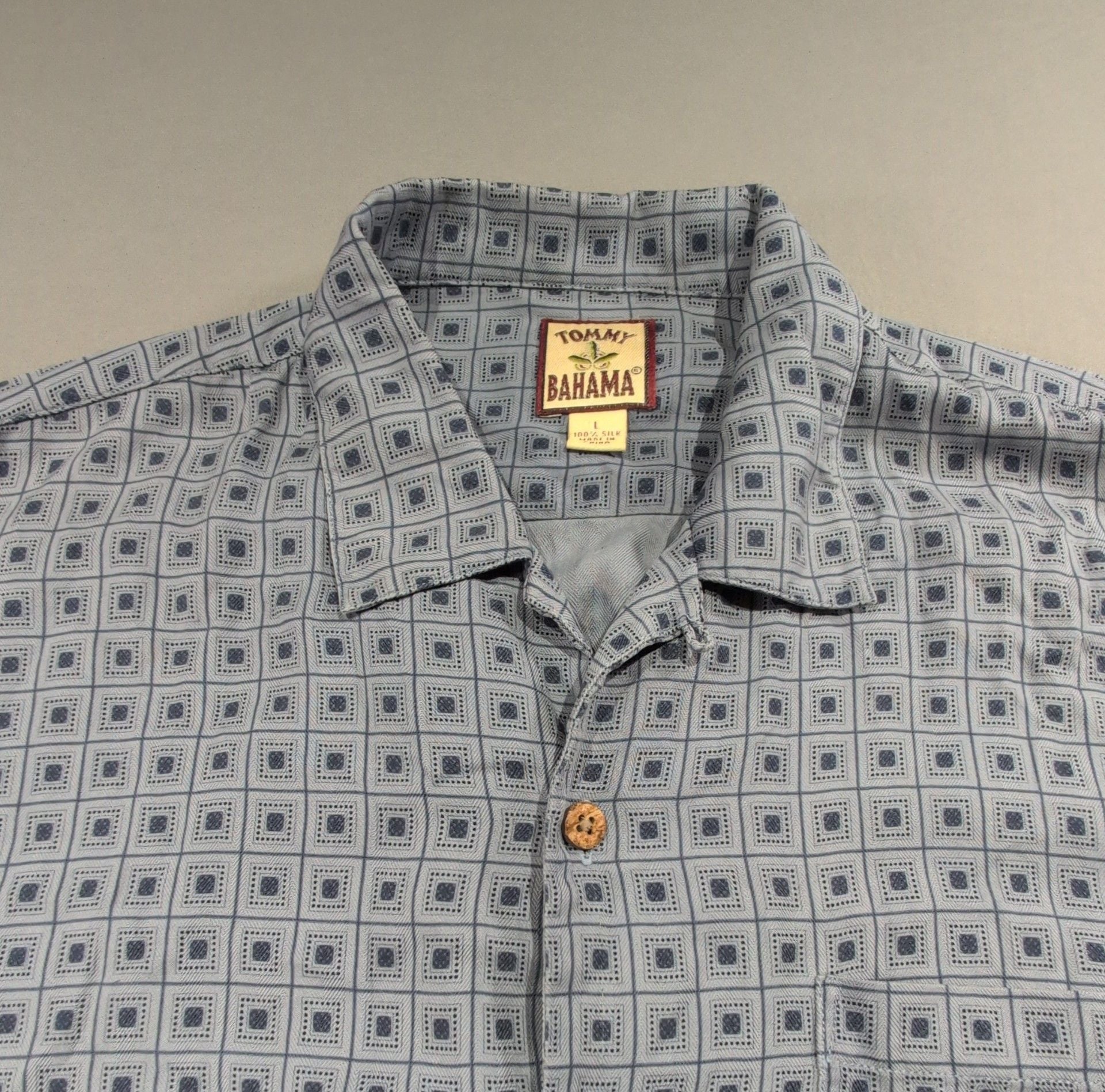 Tommy Bahama Silk Geometric Short Sleeve Shirt Size L Blue Camp Very soft 2