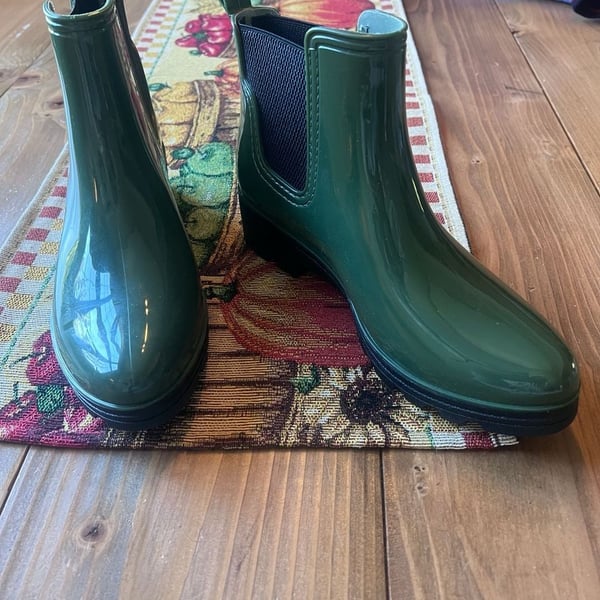 Seven 7 Rain Boots Size 8 Green Chelsea Ankle Rubber