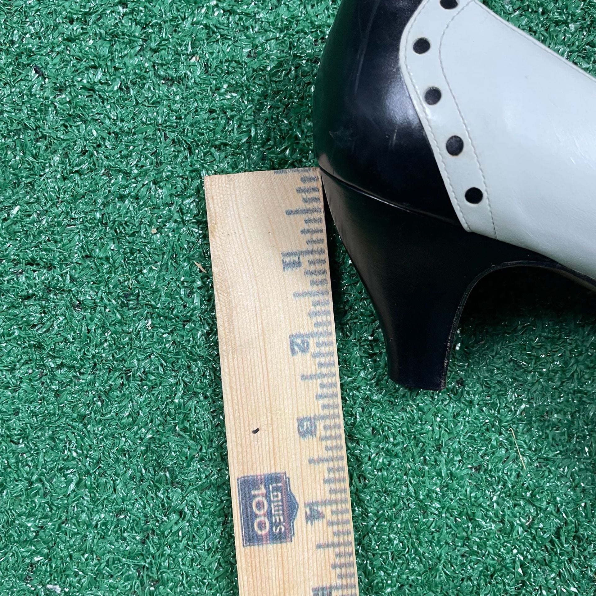 Salvatore Ferragamo Pumps Size 9 B Black White Leather Cap Toe Heels 9