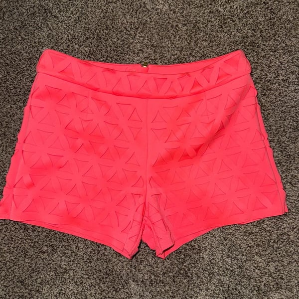 Lilly Pulitzer Lorna Laser Cut Short Size 2 Pink Geometric