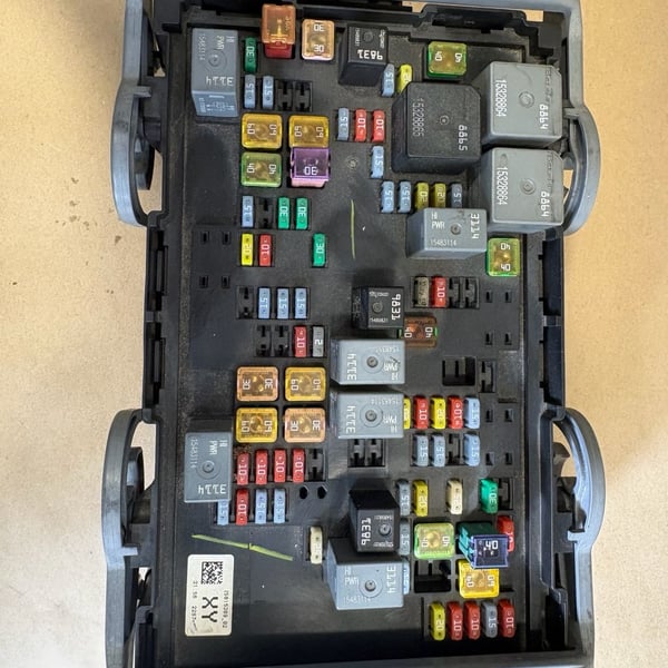 2007–2009 GM Underhood Fuse Box Junction Block 25815389 Silverado Tahoe Yukon