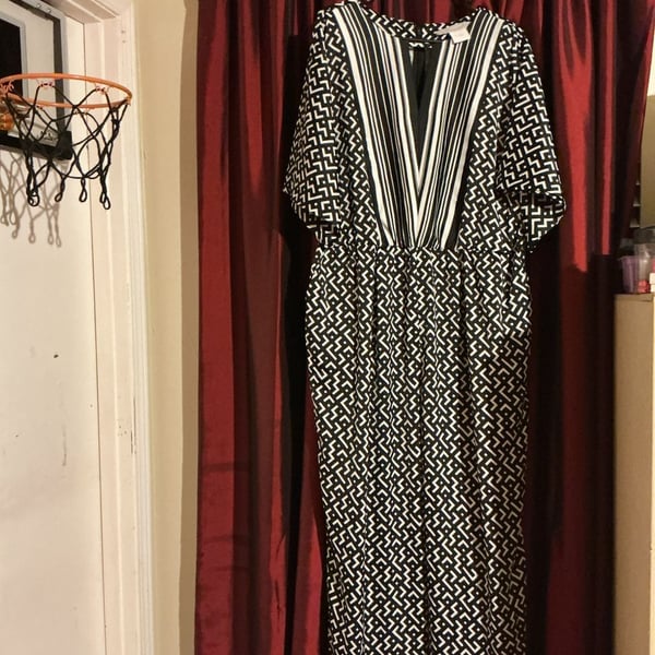 monroe+ma Jumpsuit Size 16W Black White Geometric V-Neck Maxi