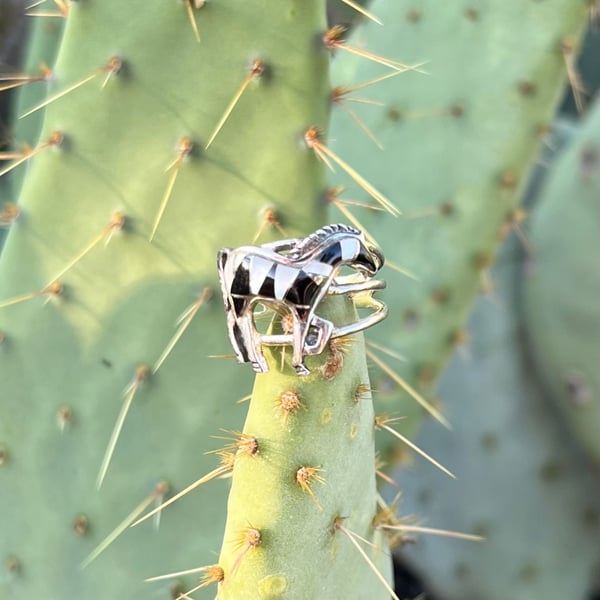 Vintage Sterling Silver Onyx & Howlite Inlay Horse Ring | Southwestern Ring 7.5