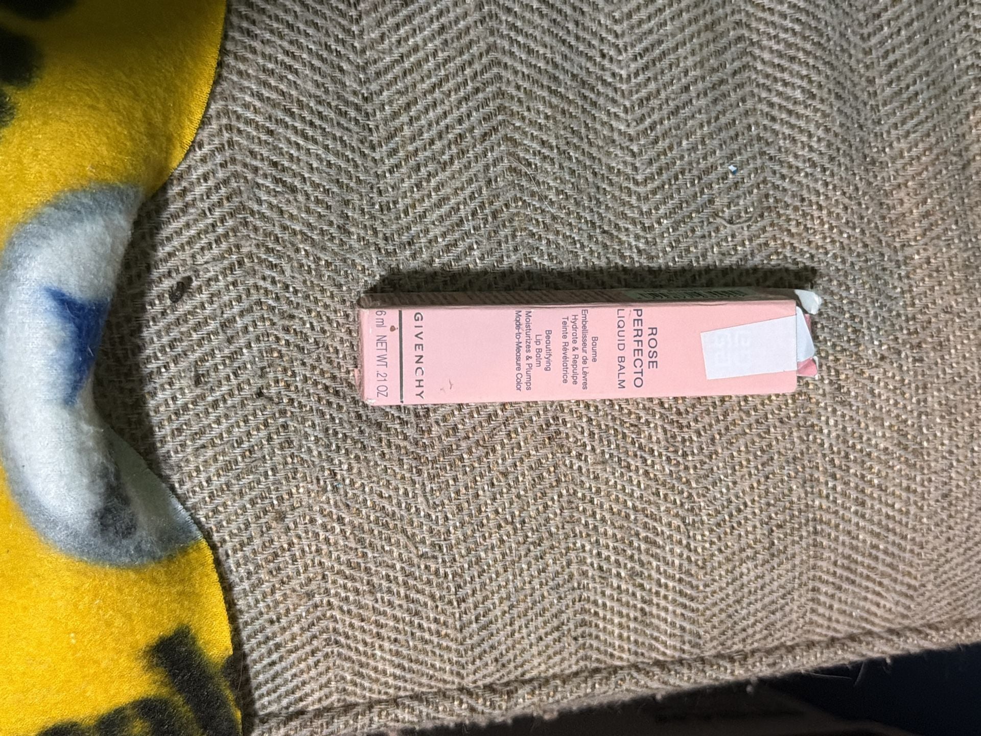 #401 Givenchy Rose Perfecto Liquid Balm 001 Pink Irresistible 1