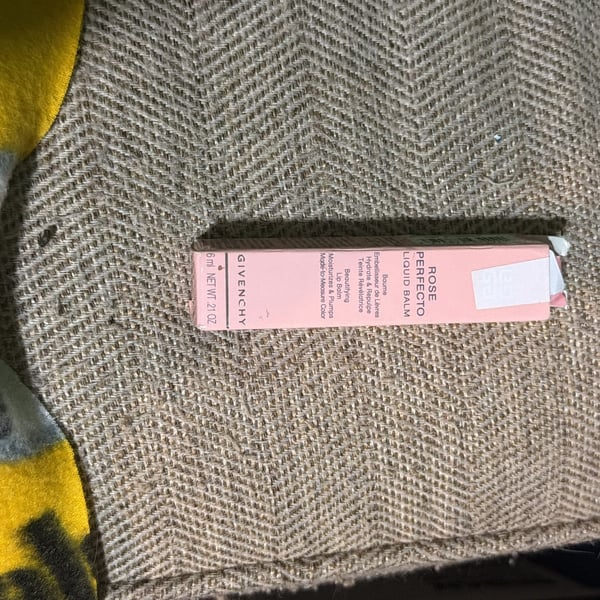 #401 Givenchy Rose Perfecto Liquid Balm 001 Pink Irresistible