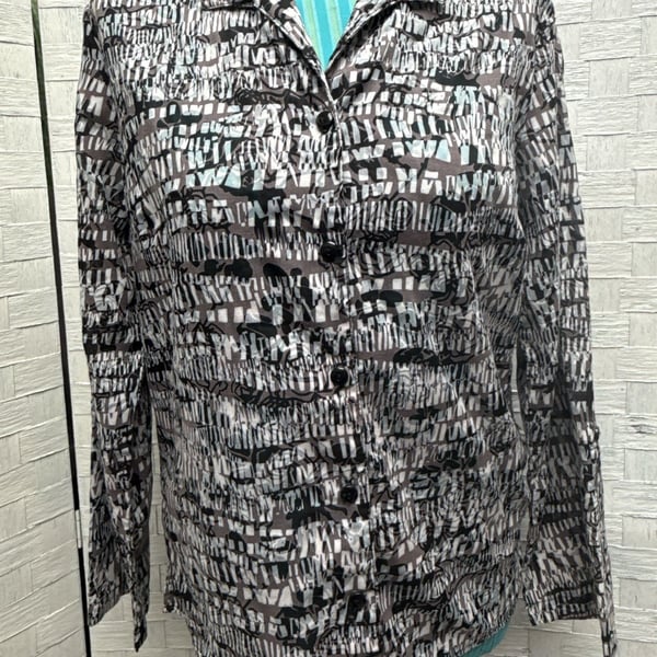 Sag Harbor Button Up Shirt Size Small Abstract Print