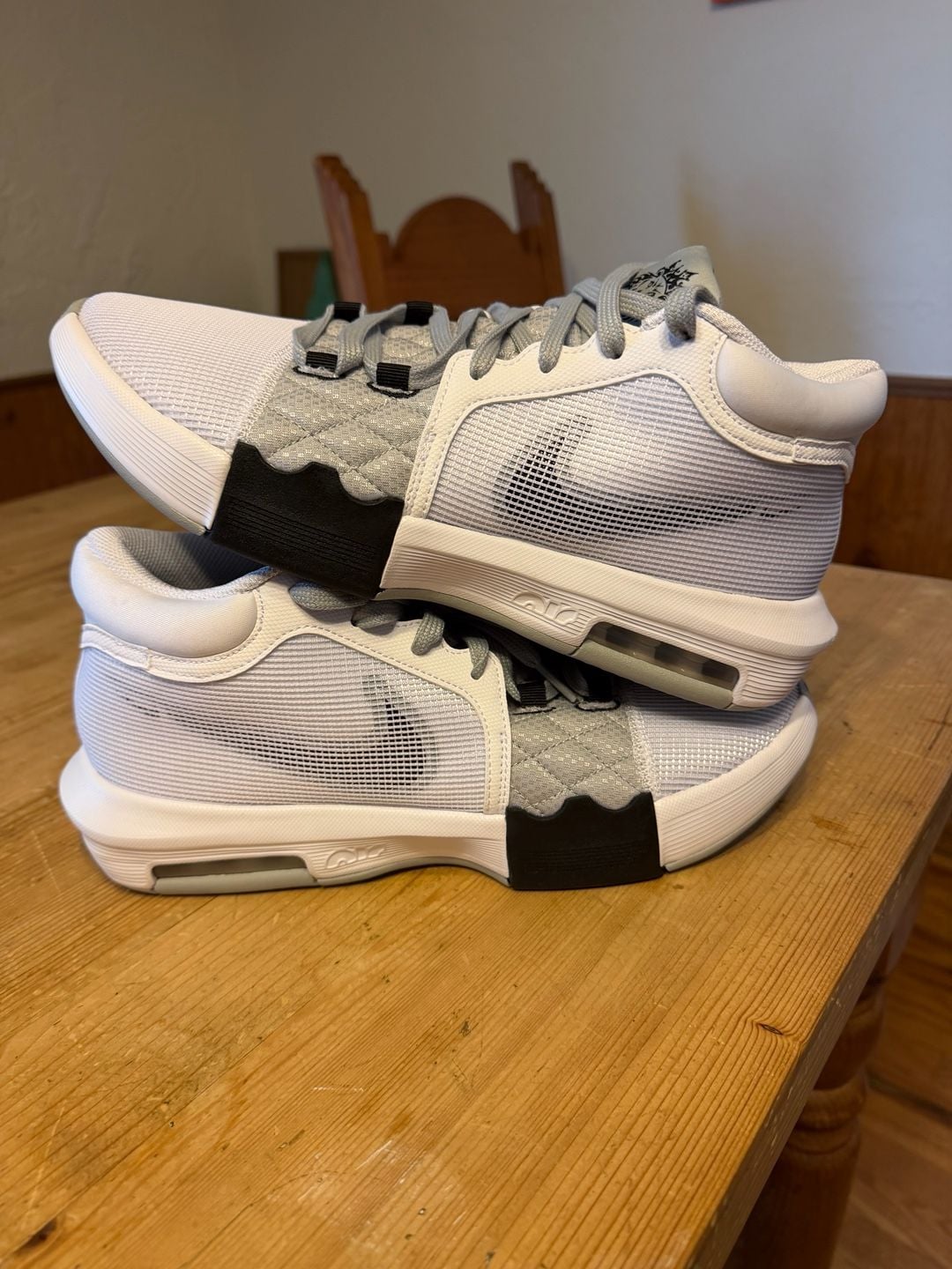 Nike LeBron Witness 8 Size 10 White Light Smoke Grey Basketball Shoes 2