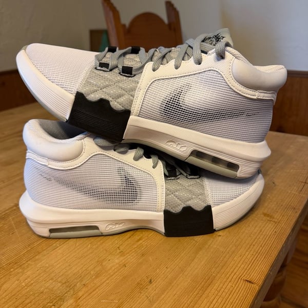 Nike LeBron Witness 8 Size 10 White Light Smoke Grey Basketball Shoes