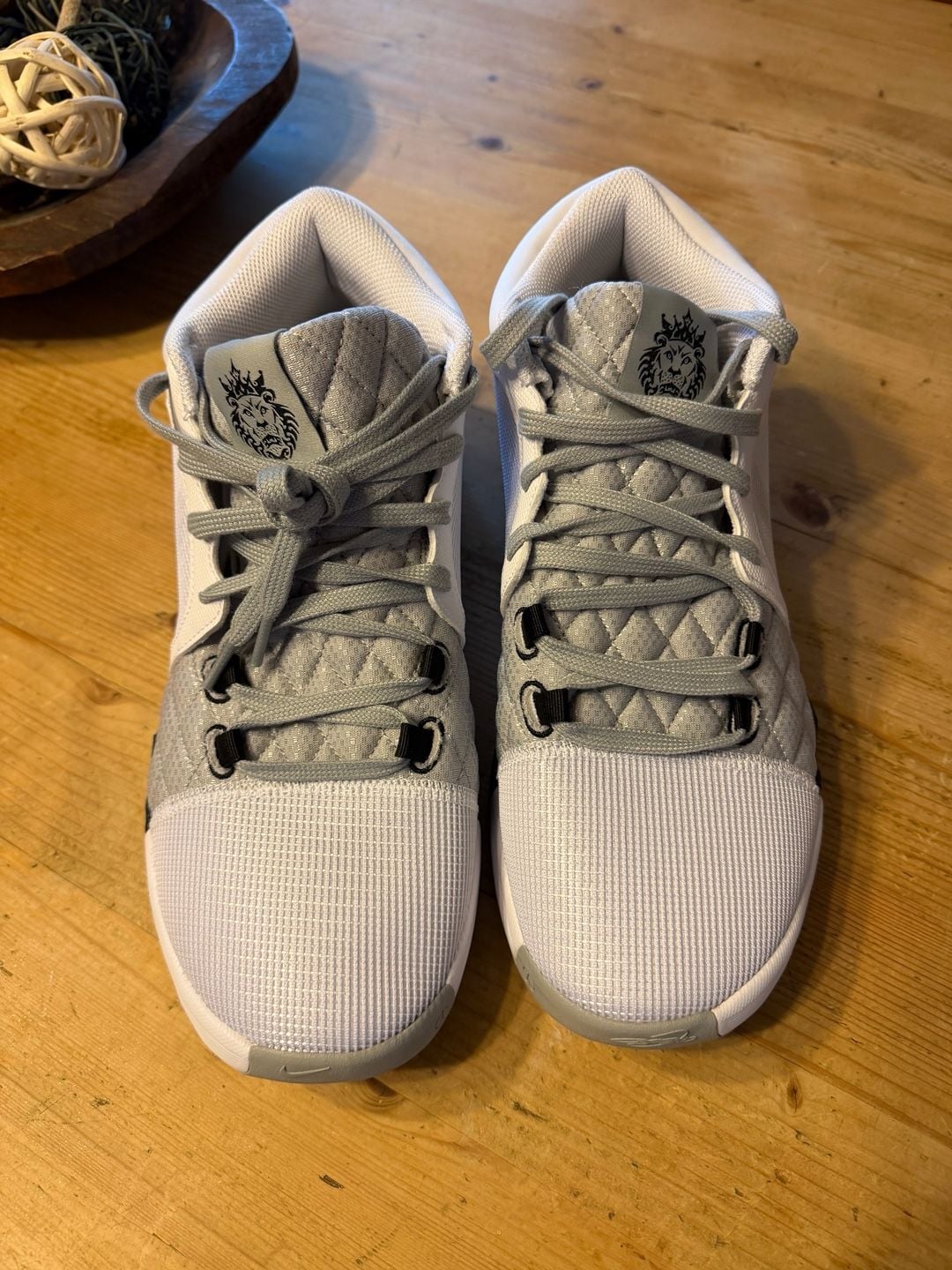 Nike LeBron Witness 8 Size 10 White Light Smoke Grey Basketball Shoes 4