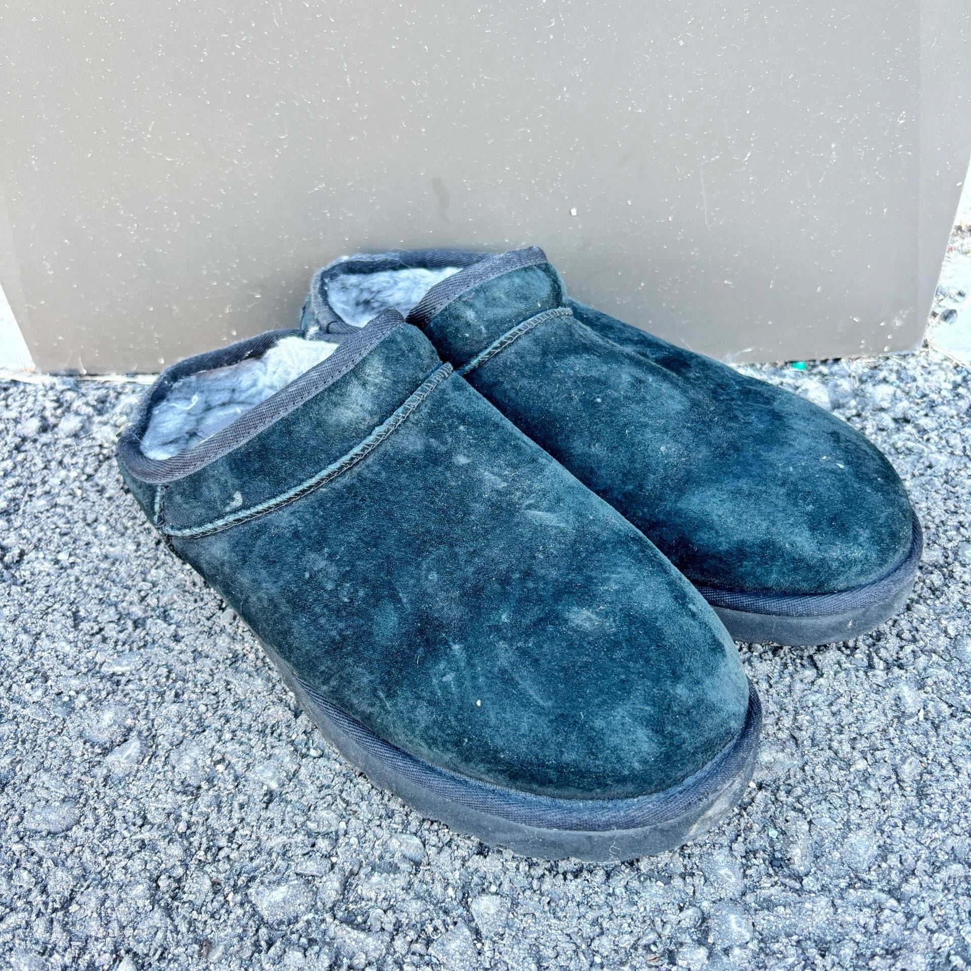 UGG Classic Slipper Black Suede Fur Lined Size 9 4