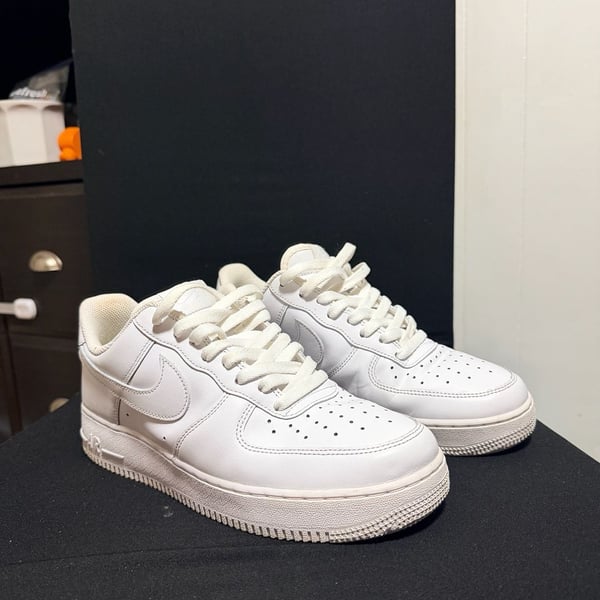 Nike Air Force 1 '07 Low Size 9 White Leather Sneakers Shoes