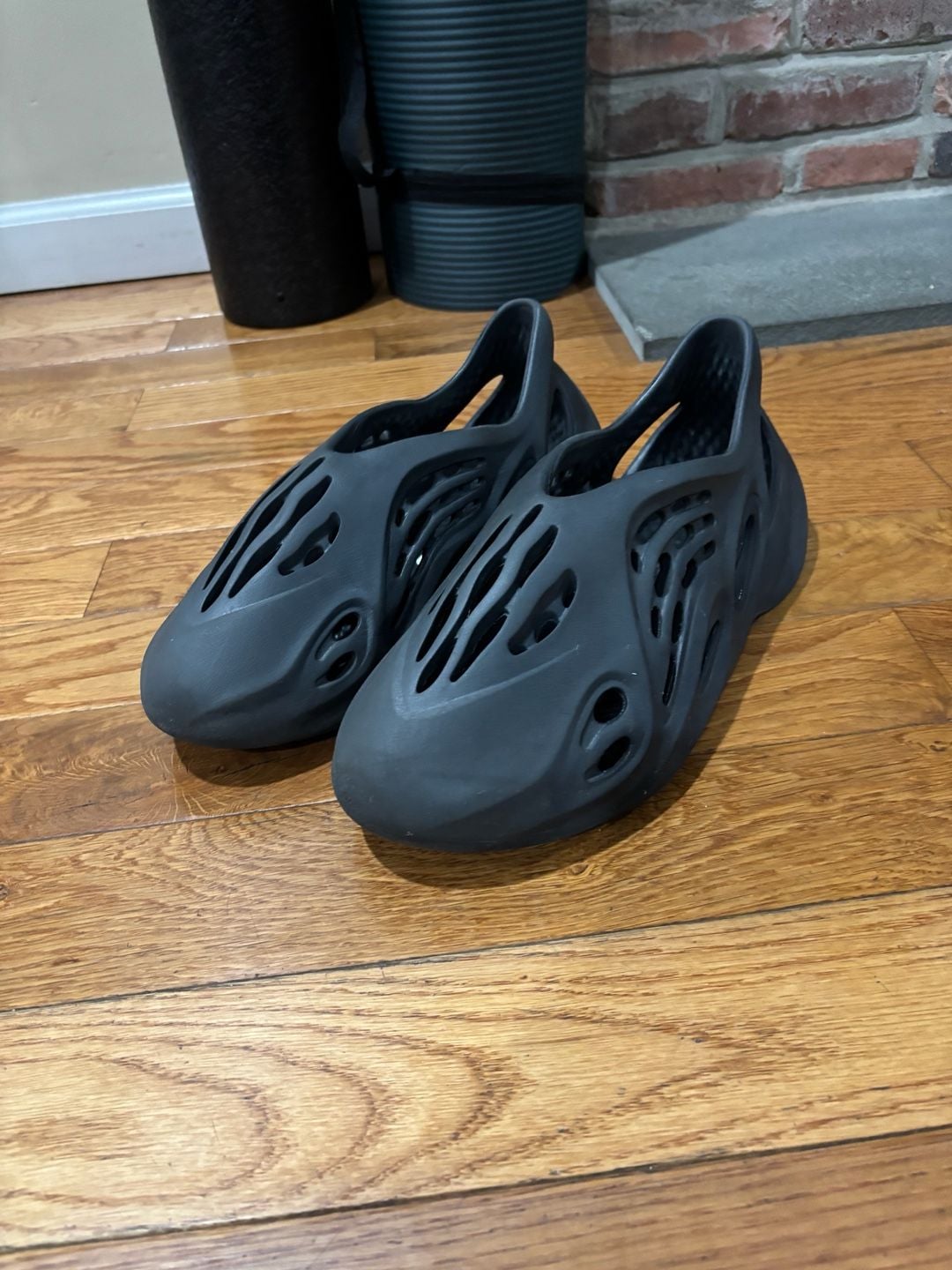 Adidas Yeezy Foam Runner Slip on Size 11 Onyx 4