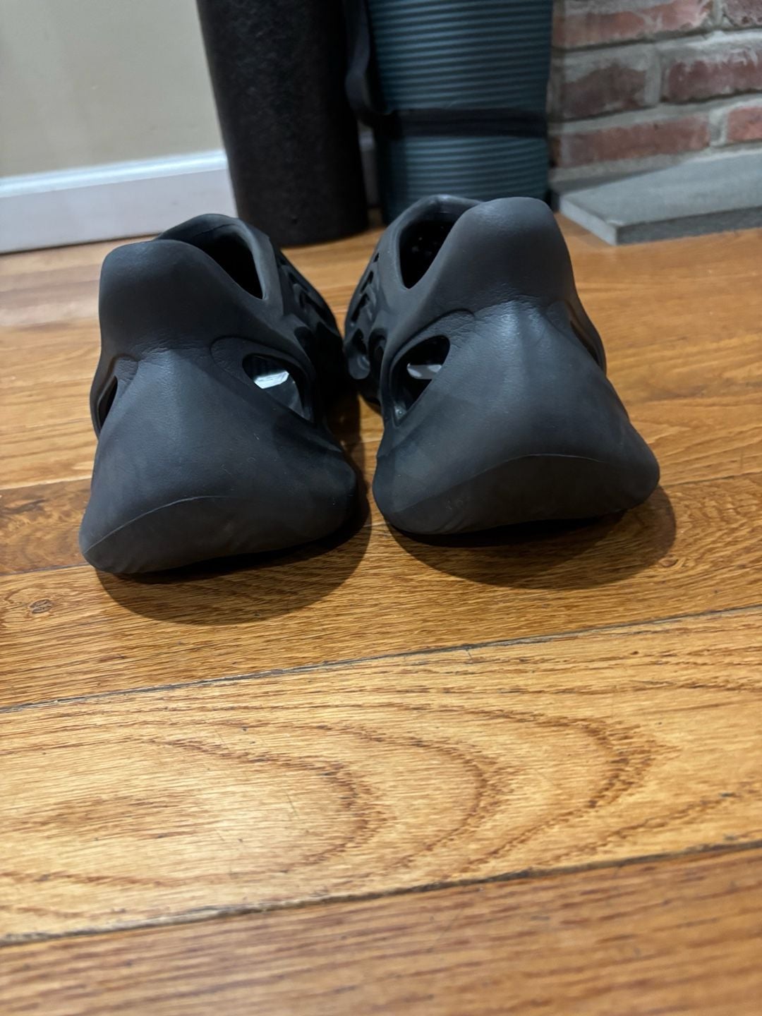 Adidas Yeezy Foam Runner Slip on Size 11 Onyx 5