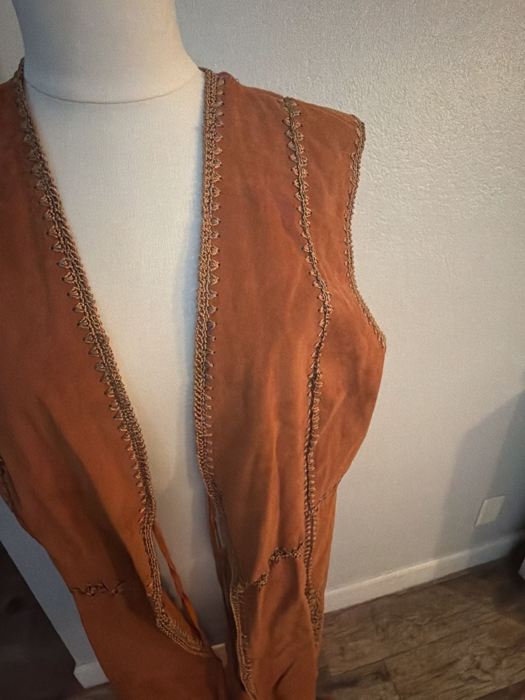 Mechant Suede Vest Size XL Brown suede Boho Embroidered Trim 4
