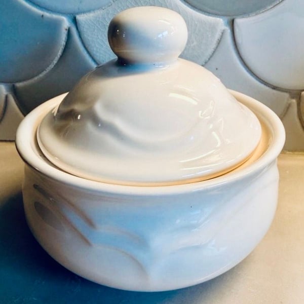 Pfaltzgraff Heirloom Cream White Stoneware Lidded Sugar Bowl