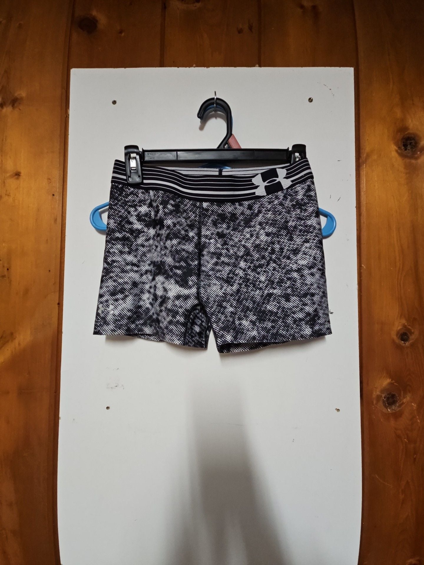 (251) Under Armour Shorts Size S 2