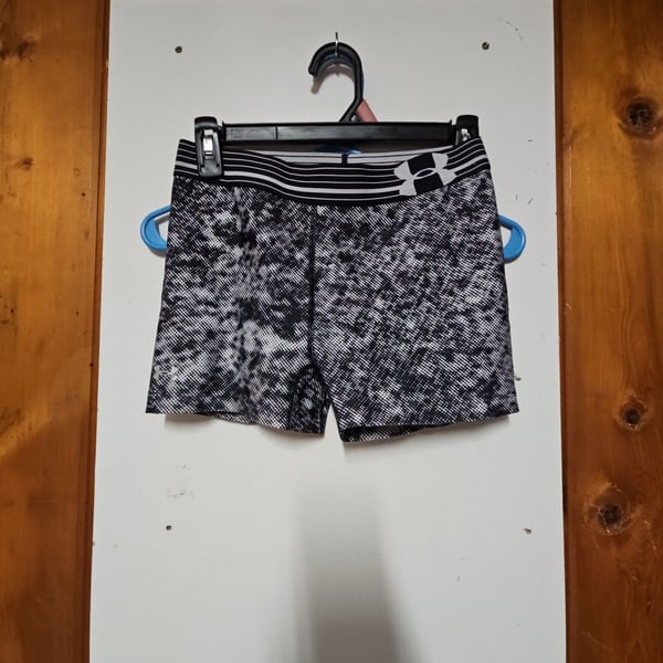 (251) Under Armour Shorts Size S