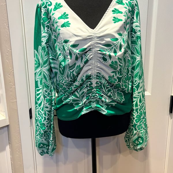 Intempo Blouse Size L Green White Floral Print Top (174)