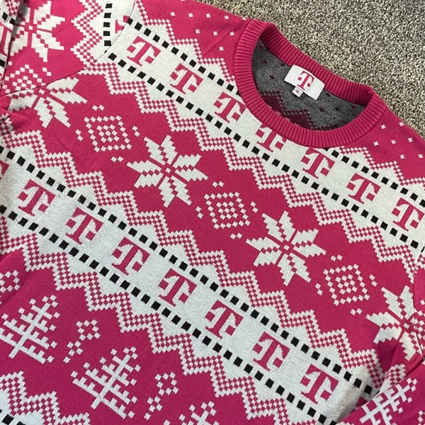 T-Mobile Pink Y2K Christmas Crop Knit Sweatshirt VERY NICE! Size XL