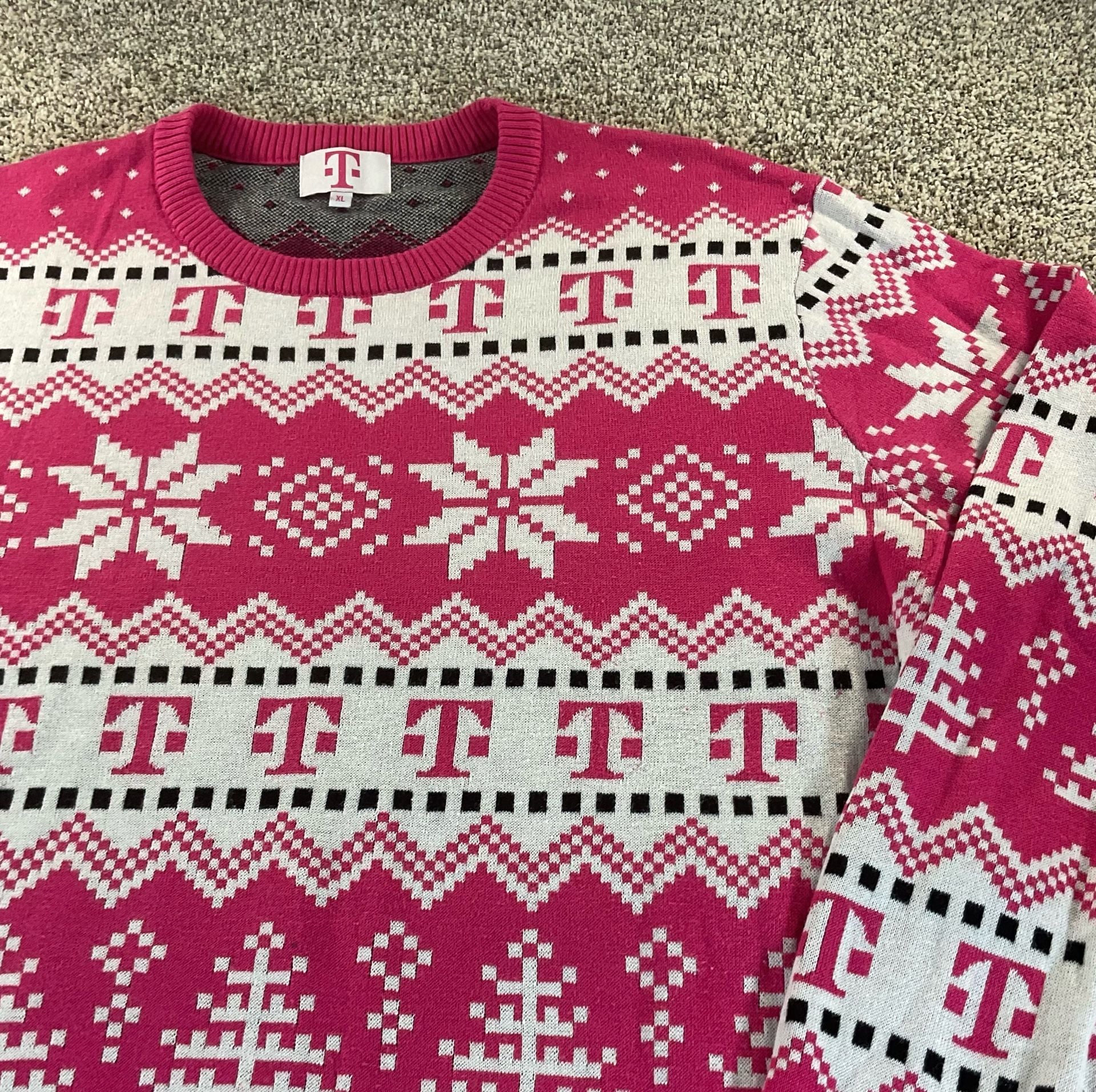 T-Mobile Pink Y2K Christmas Crop Knit Sweatshirt VERY NICE! Size XL 4