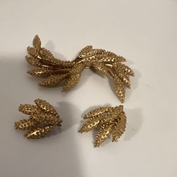Sarah Coventry Wind Flower Gold Tone Brooch and Earrings Set