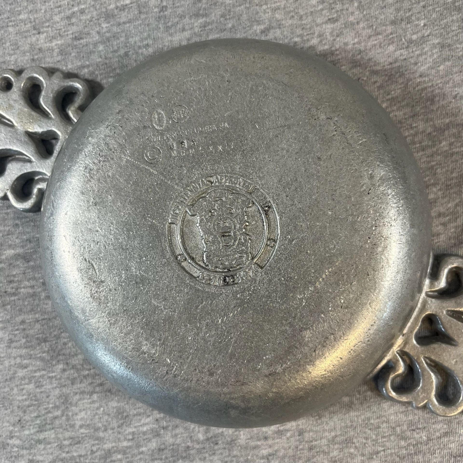 Wilton Armetale Plough Tavern Double Handled Pewter Porringer Bowl 3