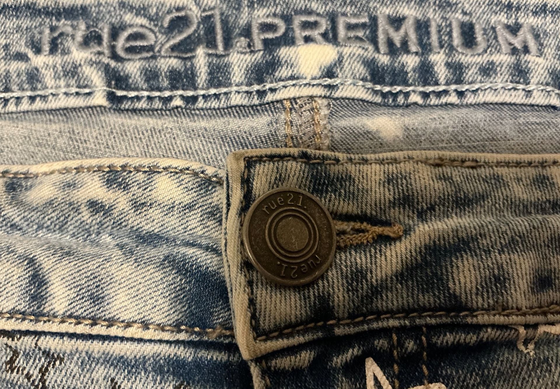 rue21 Premium Star Print Distressed Light Wash Jeans 9