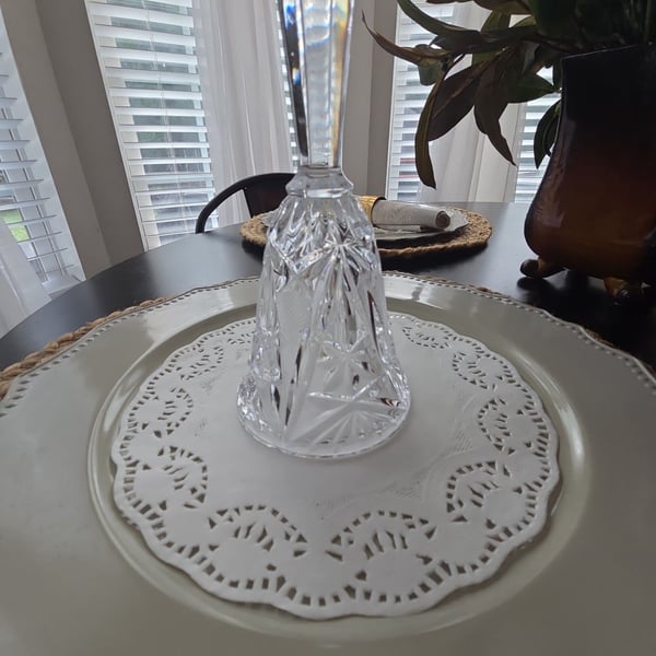 VTG ITALY CRYSTAL CLEAR CUT GLASS STAR FAN BEADED BELL 6 1/2"