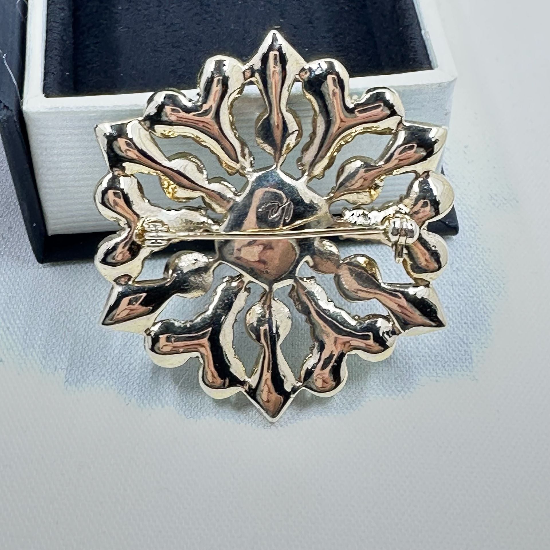 Liz Claiborne Gold Tone Blue Green Rhinestone Brooch 5