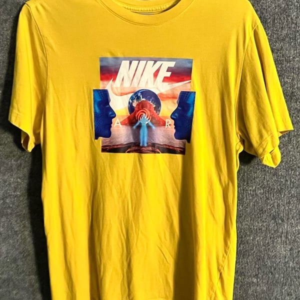 Nike Sportswear Graphic T-Shirt Size M Yellow Sci-Fi Art 003-160