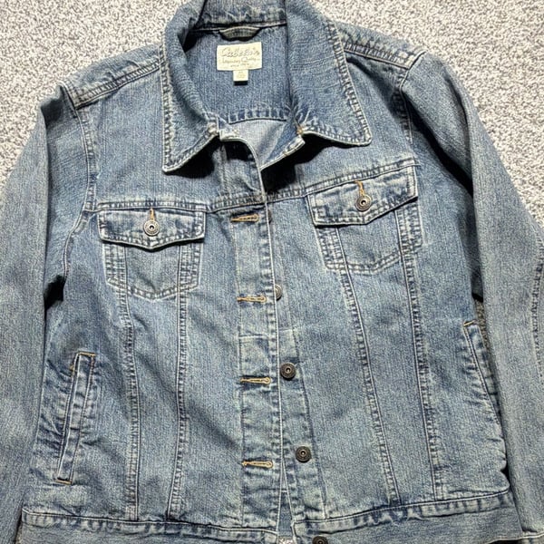 Women’s Cabella denim jean jacket size medium 100% cotton, button down 