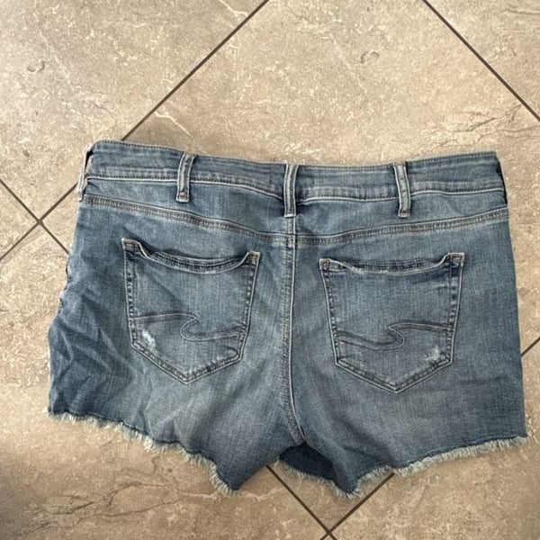 Silver Jeans Co. Suki Short Size W33 Distressed Blue Denim Cutoff