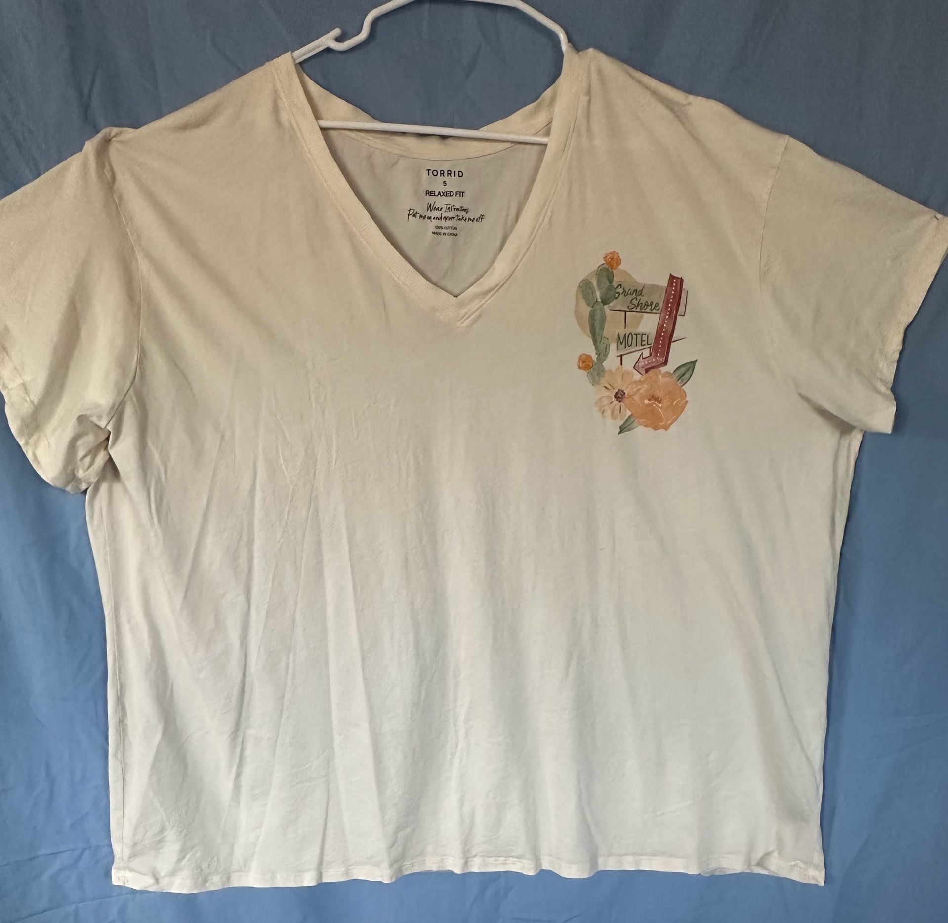 Torrid Desert Motel Relaxed Fit Tee Size 5 (5X) Beige Cotton V-Neck 2