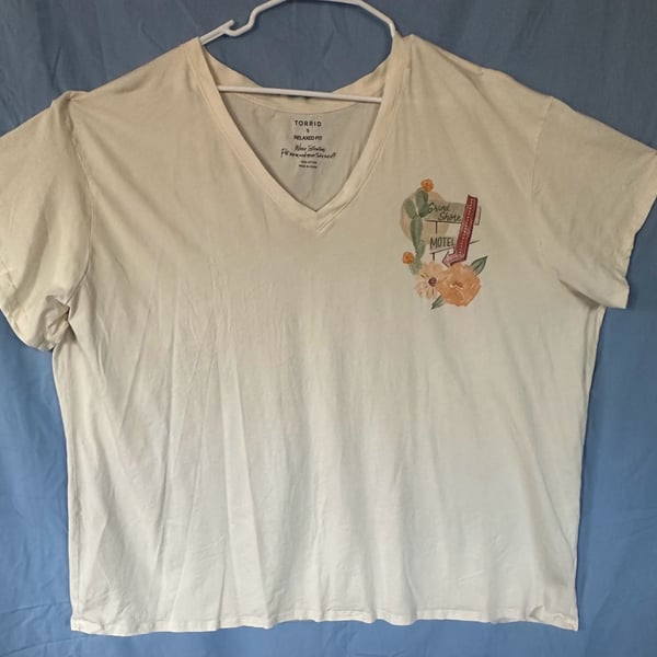 Torrid Desert Motel Relaxed Fit Tee Size 5 (5X) Beige Cotton V-Neck