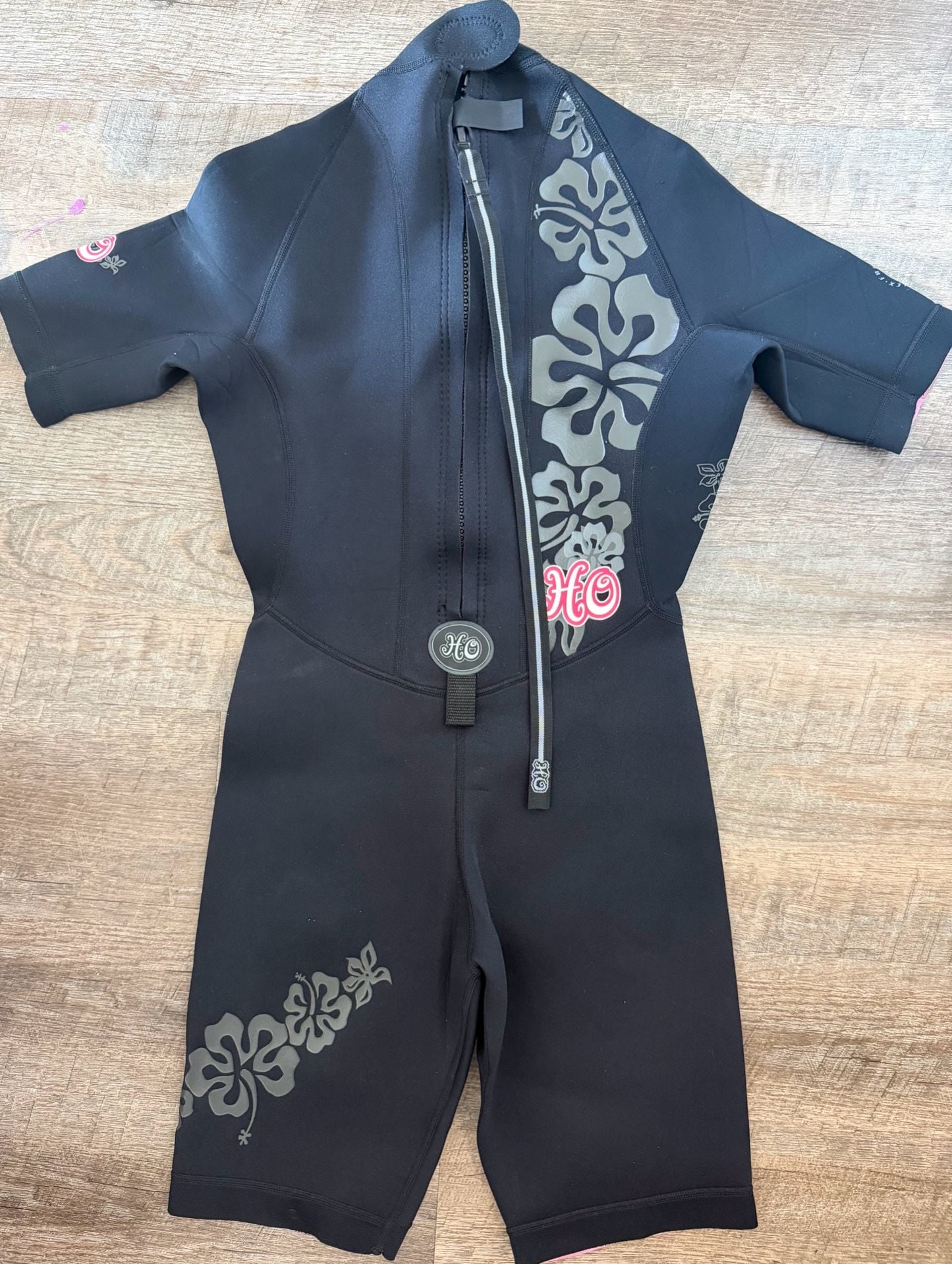 HO Sports Freedom Flex Shorty Wetsuit Size 10 Black Floral Short Sleeve 10