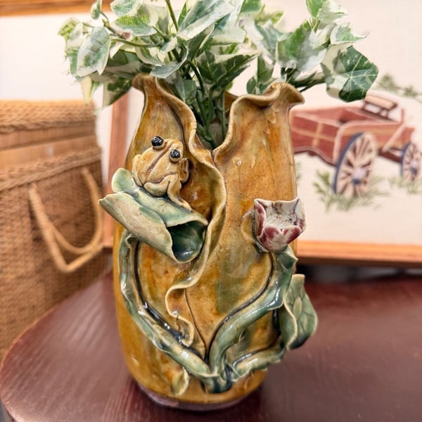 VTG Majolica Style Frog Vase 3D Art Pottery Lily Pad Lotus Flower Ruffled Rim
