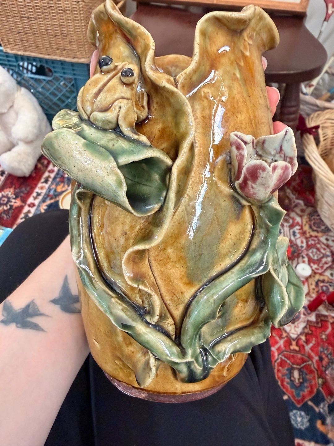 VTG Majolica Style Frog Vase 3D Art Pottery Lily Pad Lotus Flower Ruffled Rim
8