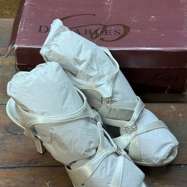 Dyeables Claire Size 7.5 D White Satin Rhinestone Wedding Heels