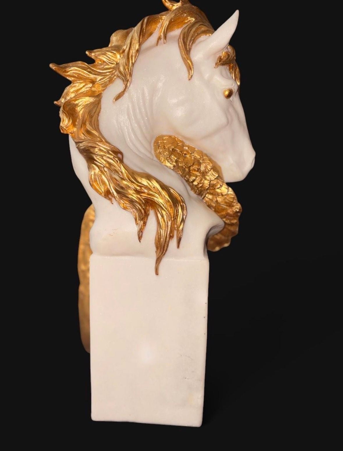 Rivoli Polyresin Feathered Horse Head Figurine 3