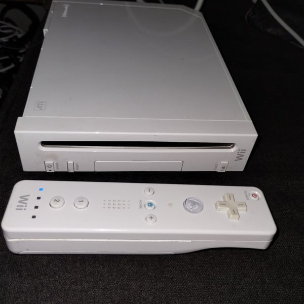Nintendo Wii Console RVL-001 White System Bundle