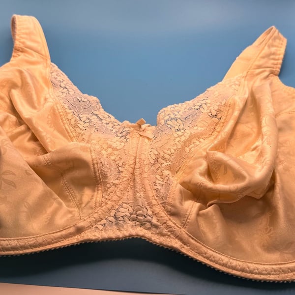 Playtex 4422 Bra Size 40DDD Beige Secrets Underwire