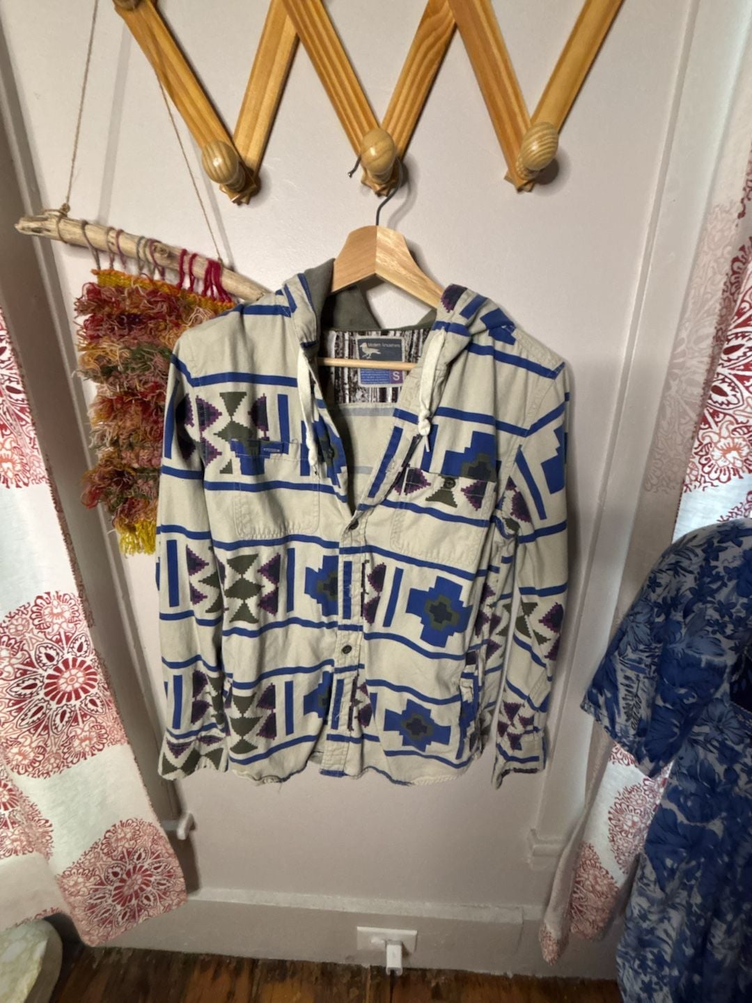 Modern Amusement Hooded Button-Up Shirt Size S Aztec Geometric Print 2