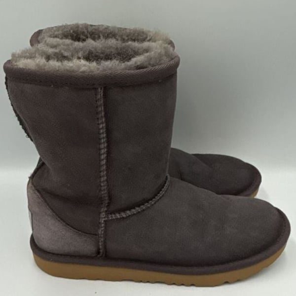 Ugg Classic Short Boots Gray Suede Fleece
Size 4 Youth
#885